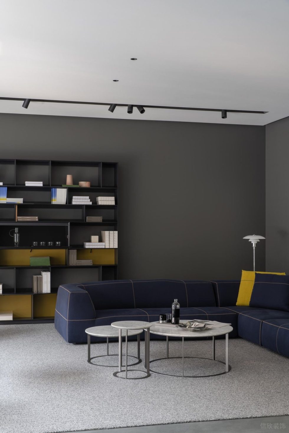 沙頭角現(xiàn)代簡(jiǎn)約風(fēng)展廳裝修案例 深藍(lán)色布藝沙發(fā)