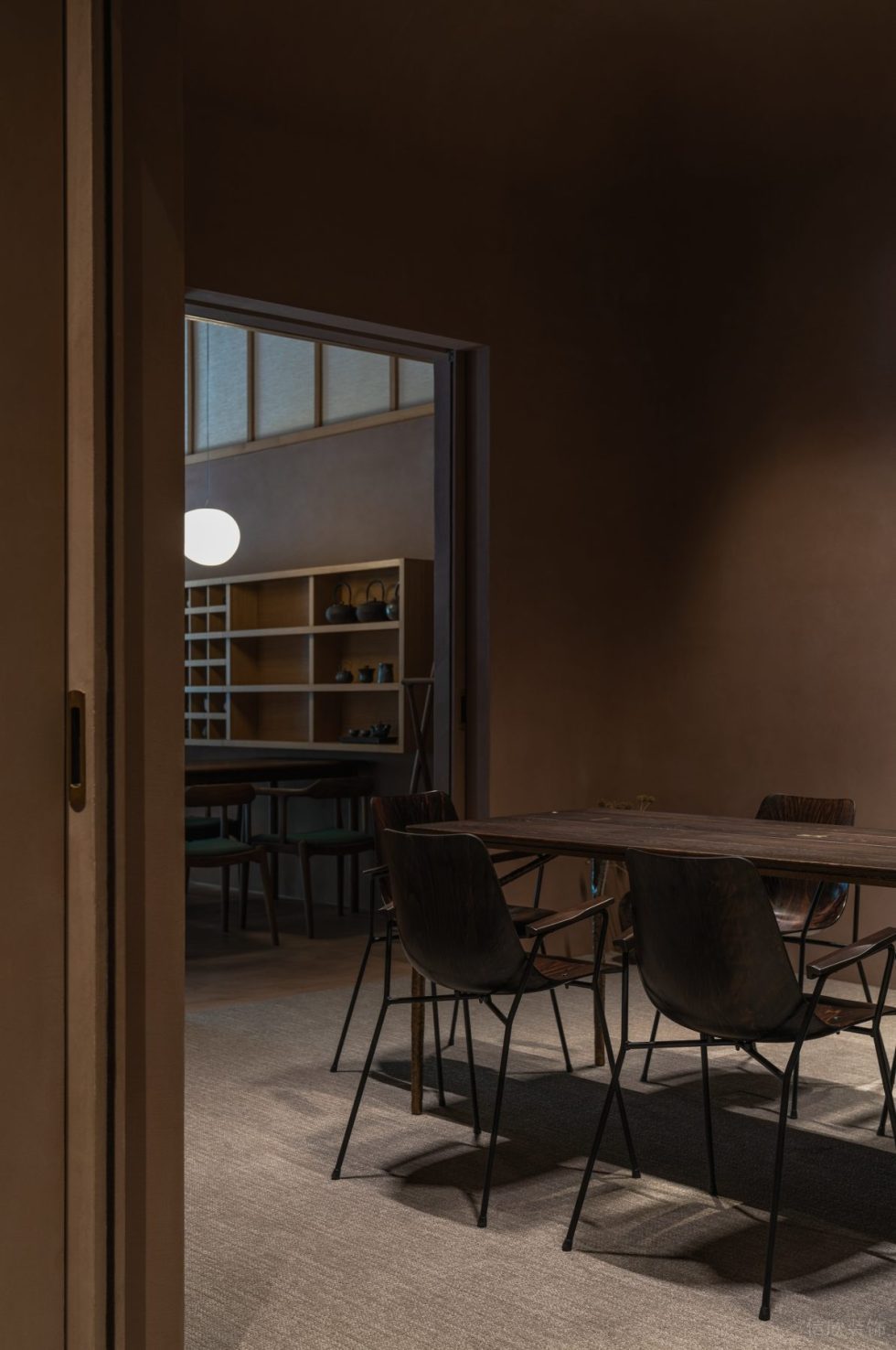 土黃簡約色調(diào)收藏品展廳裝修設(shè)計 藏品洽談區(qū)