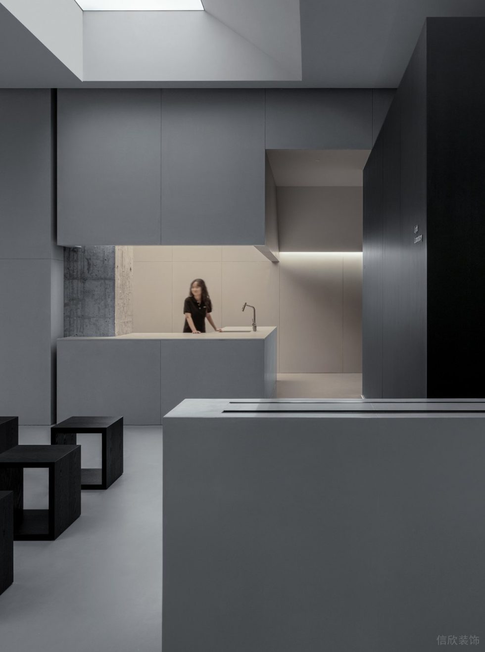 現(xiàn)代燈具全球旗艦展廳裝修設(shè)計 暖色調(diào)隱藏?zé)魩? width=