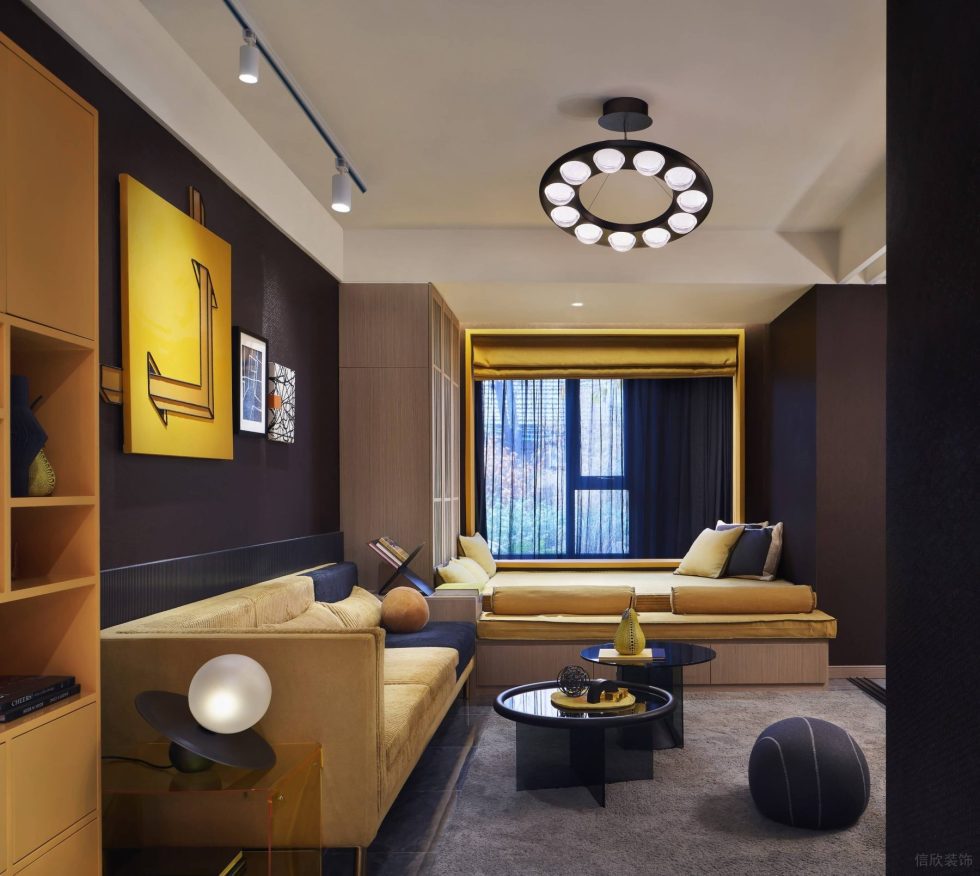 現(xiàn)代復(fù)古風(fēng)花樣生活館展廳裝修設(shè)計(jì) 淺黃色絨布沙發(fā)黑色背景墻