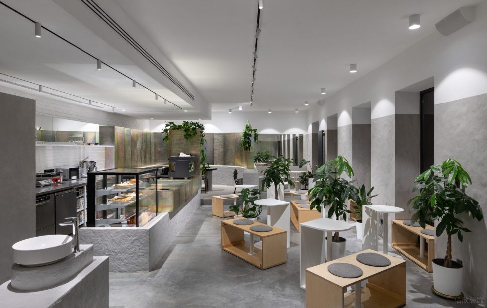 現(xiàn)代極簡(jiǎn)風(fēng)咖啡廳大堂雅座區(qū)原木椅凳搭奶白色邊幾效果圖