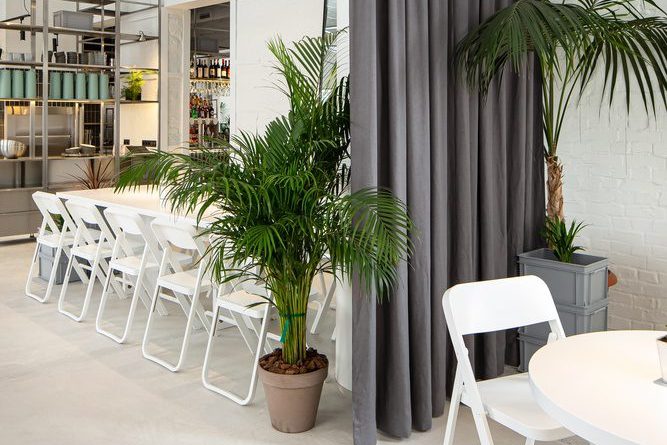 現(xiàn)代極簡(jiǎn)風(fēng)咖啡廳深灰色簾布屏風(fēng)隔開(kāi)區(qū)域設(shè)計(jì)示意圖