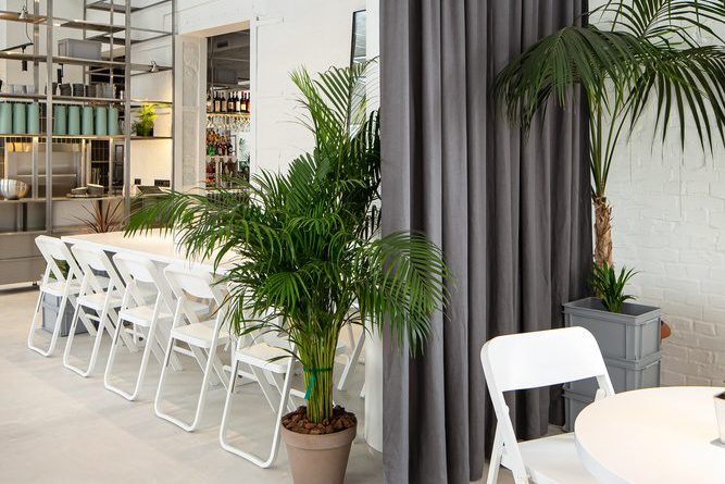 現(xiàn)代極簡風(fēng)咖啡廳深灰色簾布屏風(fēng)隔開區(qū)域設(shè)計示意圖