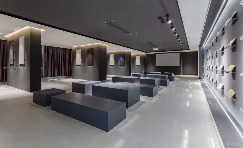 現(xiàn)代簡約風(fēng)瓷磚陳列展廳裝修設(shè)計案例 黑色瓷磚陳列墻暖光燈帶