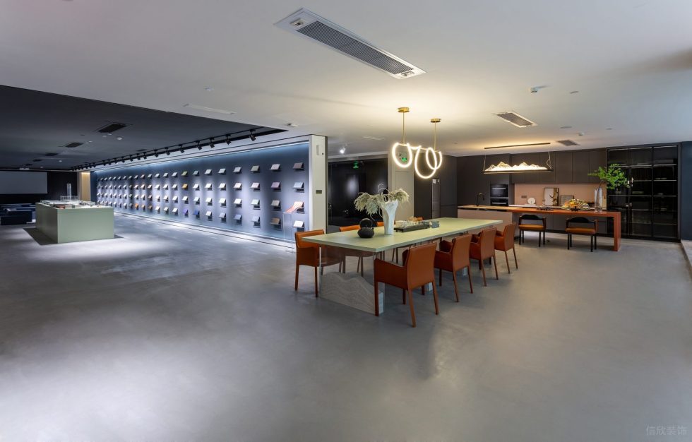 現(xiàn)代簡約風(fēng)瓷磚陳列展廳裝修設(shè)計案例 綠色中島臺桌面及橙色椅子