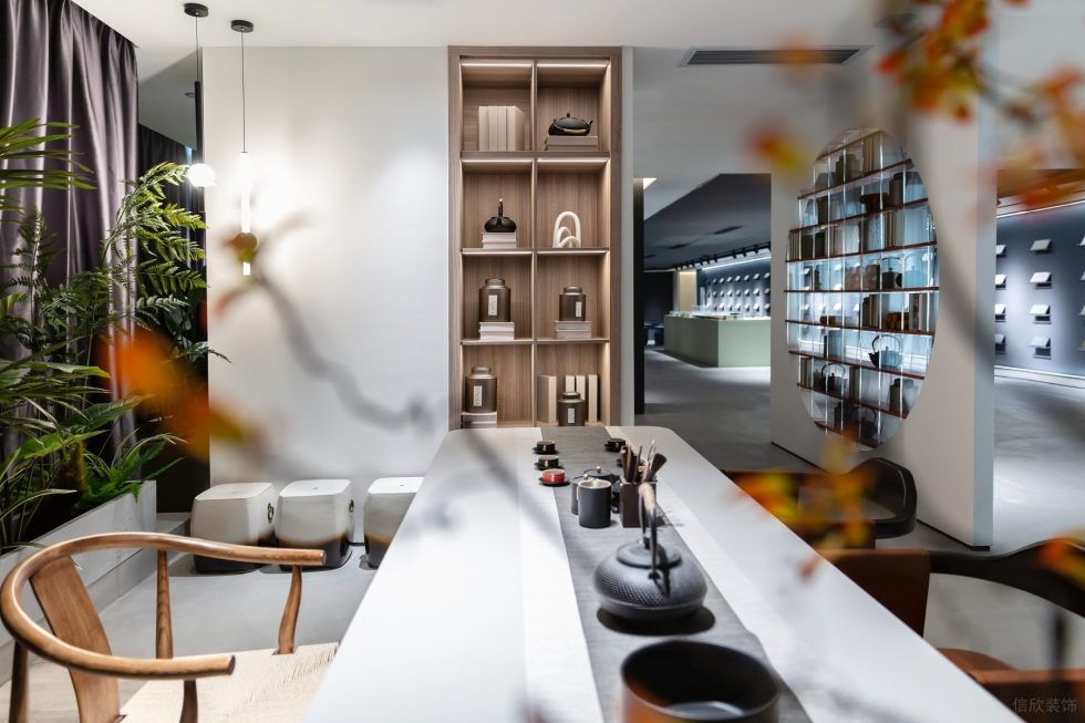 現(xiàn)代簡約風(fēng)瓷磚陳列展廳裝修設(shè)計案例 入墻式木質(zhì)裝飾柜及小綠植