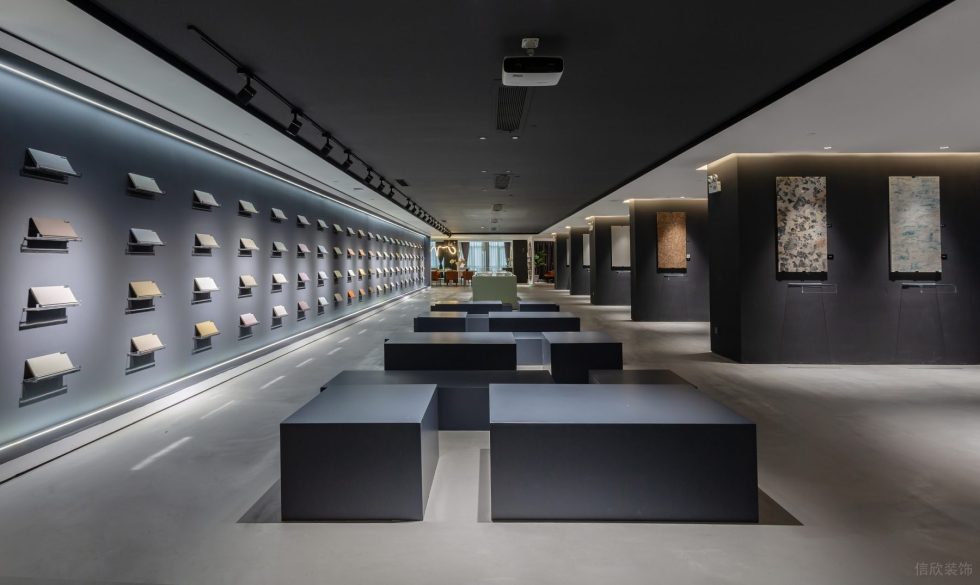 現(xiàn)代簡約風(fēng)瓷磚陳列展廳裝修設(shè)計案例 深灰色幾何造型坐凳