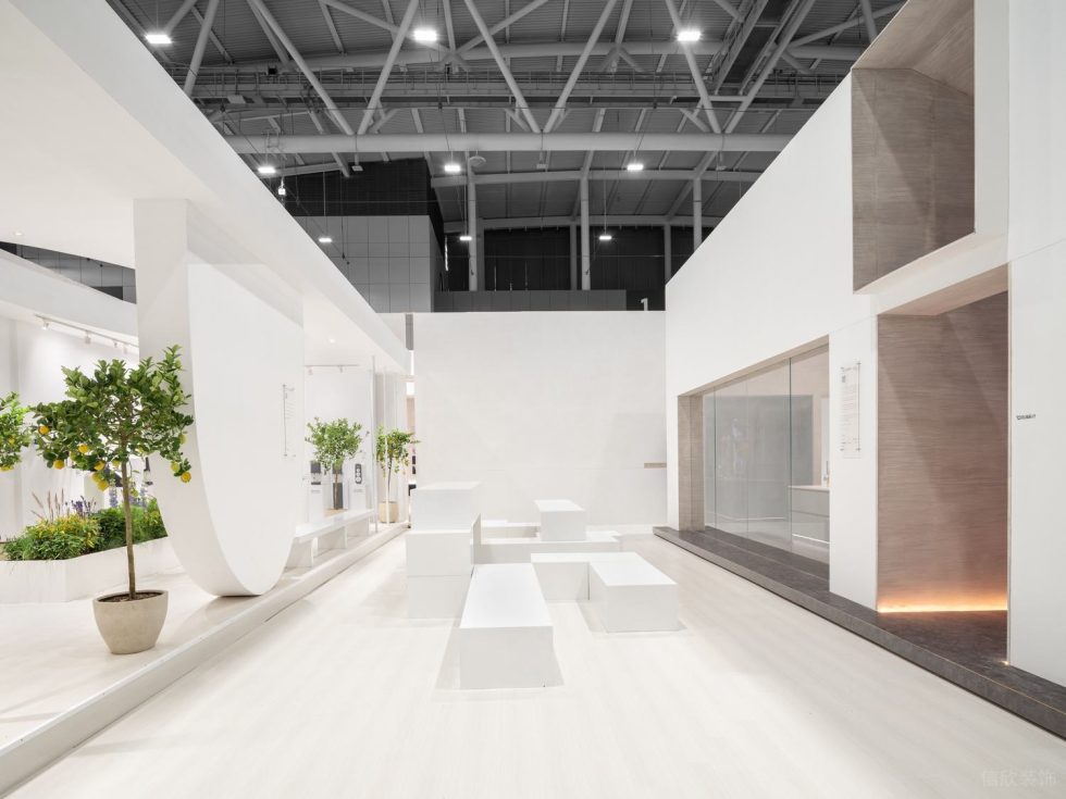 現(xiàn)代簡(jiǎn)約風(fēng)家居實(shí)驗(yàn)館展廳裝修效果圖 玻璃墻面暖光燈帶