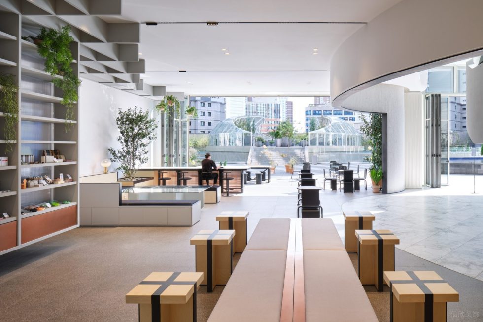 現(xiàn)代簡約風(fēng)咖啡廳黑色線條點綴木質(zhì)方面邊幾單人區(qū)裝修效果圖