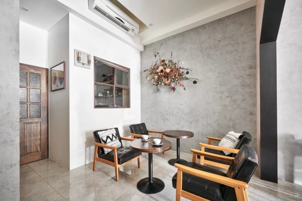 現(xiàn)代簡約風(fēng)咖啡廳卡座區(qū)雙色墻面裝修對比圖