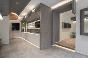 現(xiàn)代簡(jiǎn)約風(fēng)飲品店實(shí)木板隔斷墻裝修設(shè)計(jì)