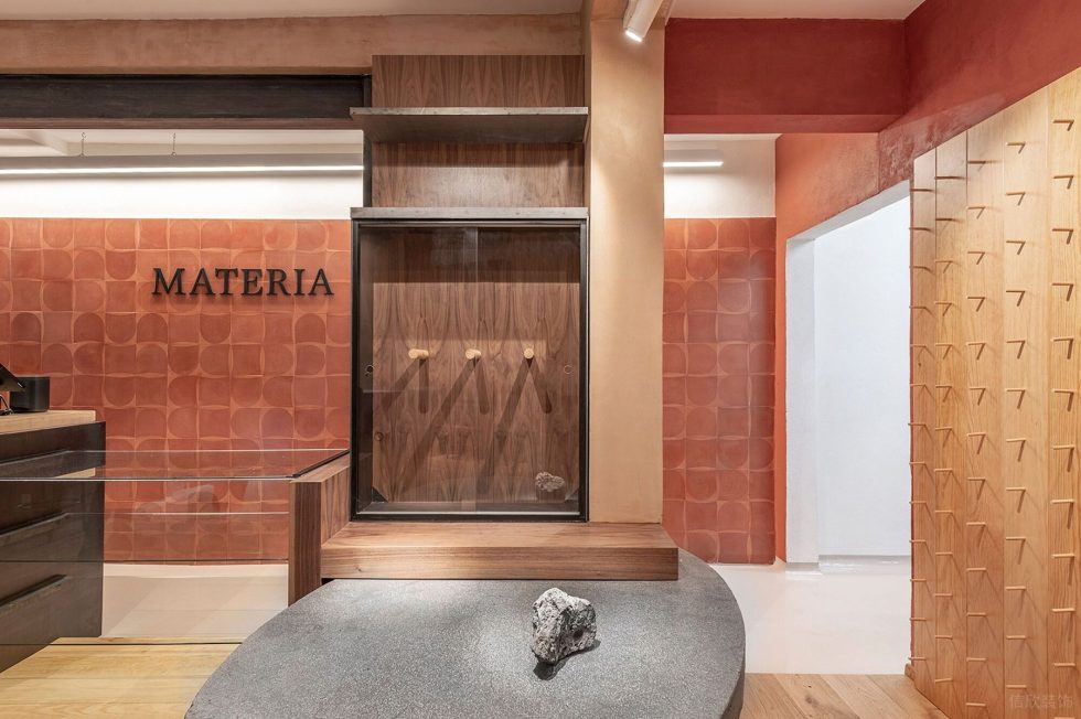 現(xiàn)代原木風(fēng)咖啡廳深棕色展示架搭玻璃門框設(shè)計裝修圖