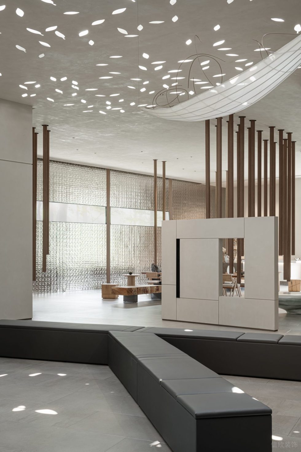 現(xiàn)代原木風展示中心裝修設計 開放式灰色長條休息凳