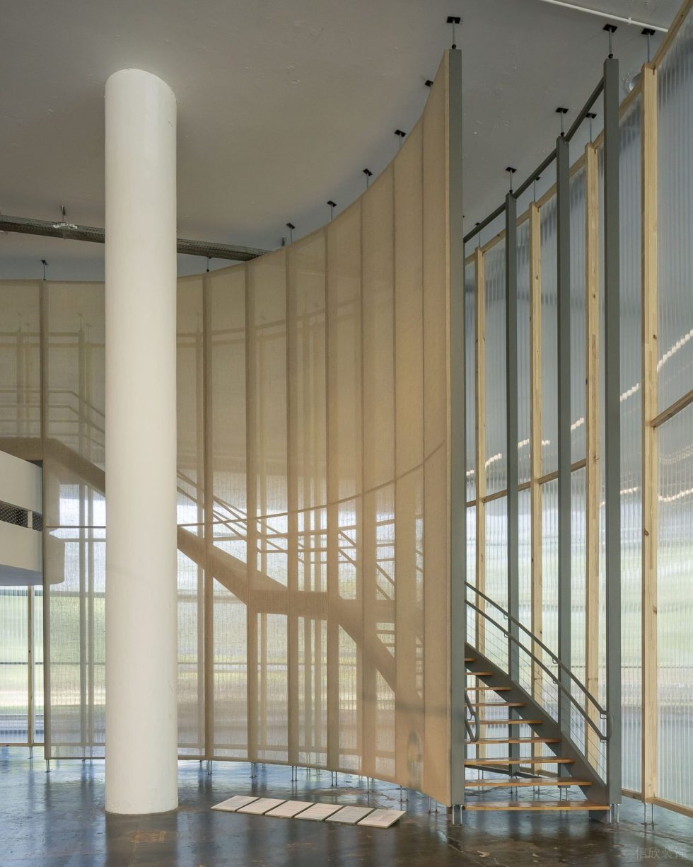 現(xiàn)代藝術(shù)建筑項(xiàng)目展廳裝修方案 鏤空造型樓梯