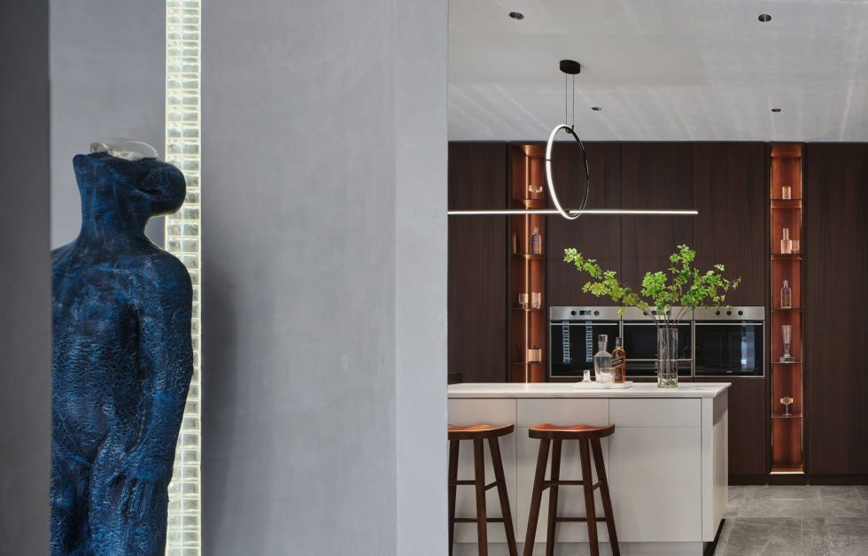 藝術(shù)高定產(chǎn)品展示中心裝修設(shè)計 藍色紋路抽象人體雕塑