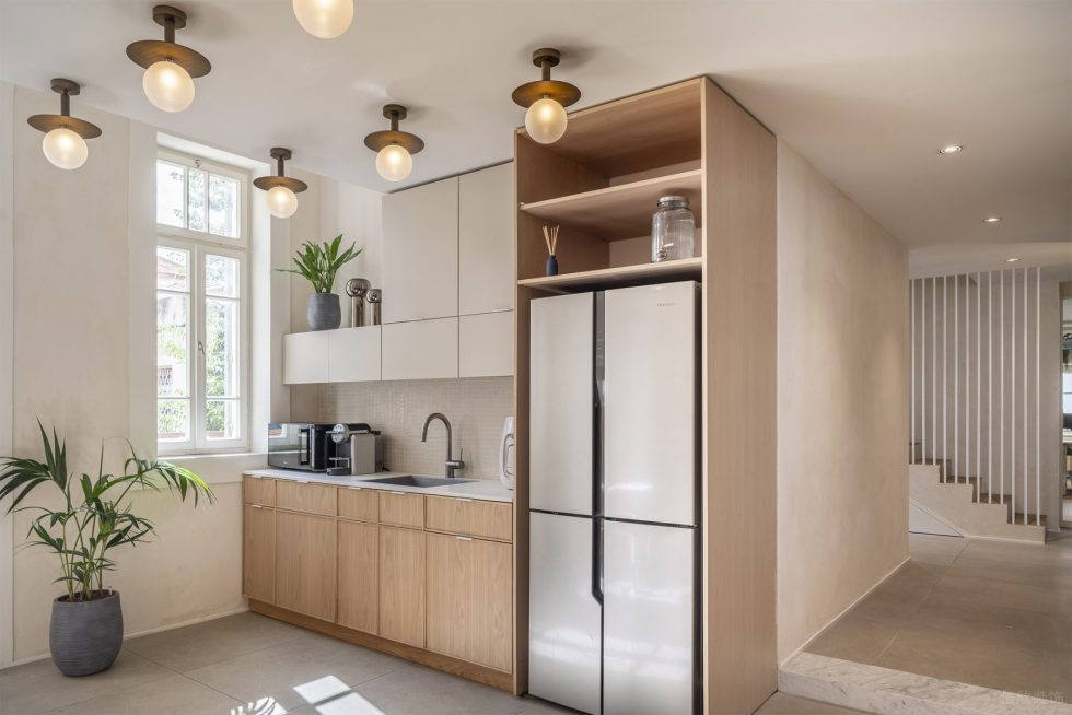 自然簡約風(fēng)辦公室裝修設(shè)計(jì)白木色茶水柜