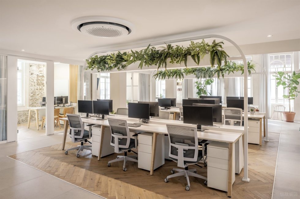 自然簡約風辦公室裝修設計暖白色工作區(qū)效果圖