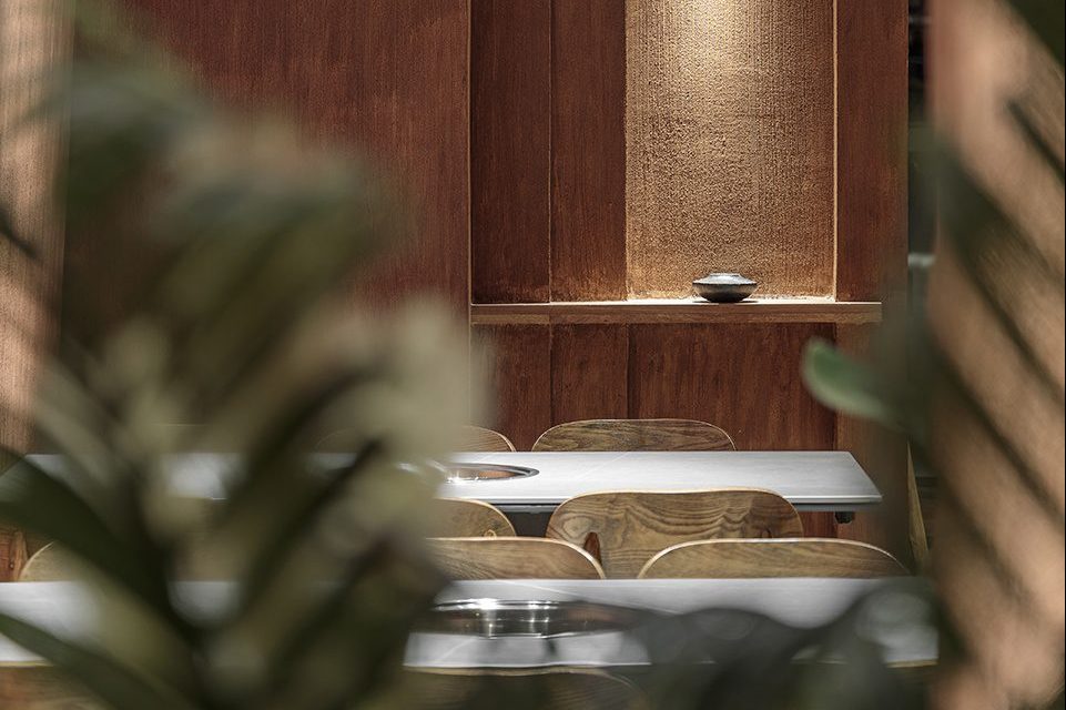 中式原木風(fēng)中餐廳斜頂?shù)蹴斞b修設(shè)計(jì)效果圖