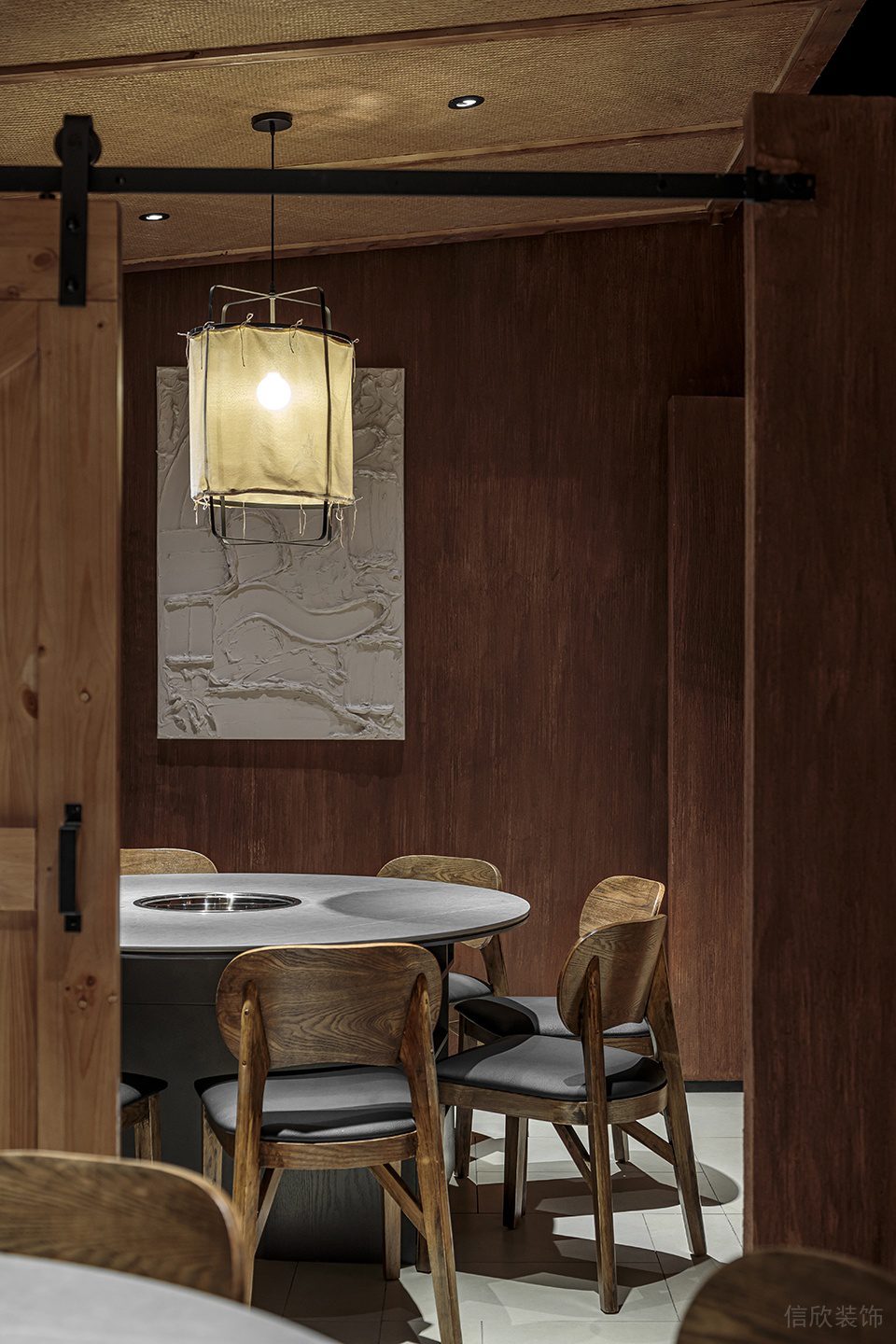 中式原木風(fēng)中餐廳象牙白色鑿刻掛畫裝修設(shè)計圖