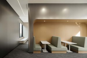 淡雅色簡約現(xiàn)代風(fēng)辦公室裝修設(shè)計淺色調(diào)卡座洽談區(qū)