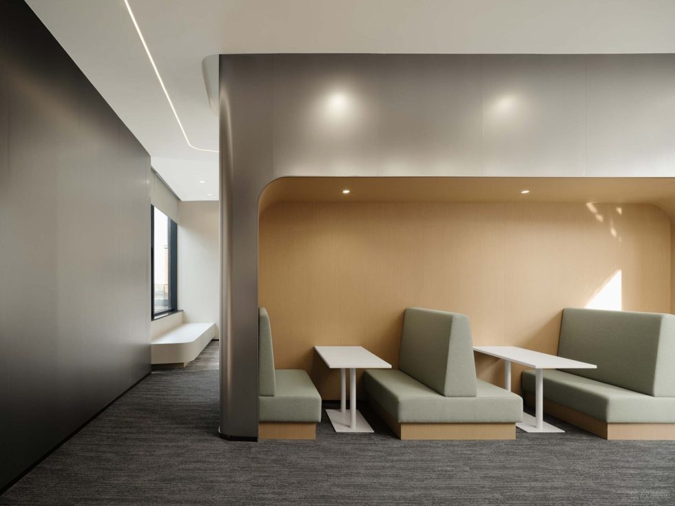 淡雅色簡(jiǎn)約現(xiàn)代風(fēng)辦公室裝修設(shè)計(jì)淺色調(diào)卡座洽談區(qū)