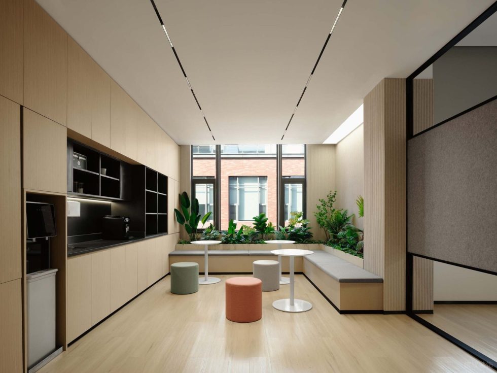 淡雅色簡(jiǎn)約現(xiàn)代風(fēng)辦公室裝修設(shè)計(jì)淺木色茶水間