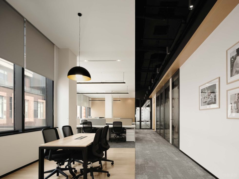 淡雅色簡(jiǎn)約現(xiàn)代風(fēng)辦公室裝修設(shè)計(jì)淺木色開放式討論區(qū)