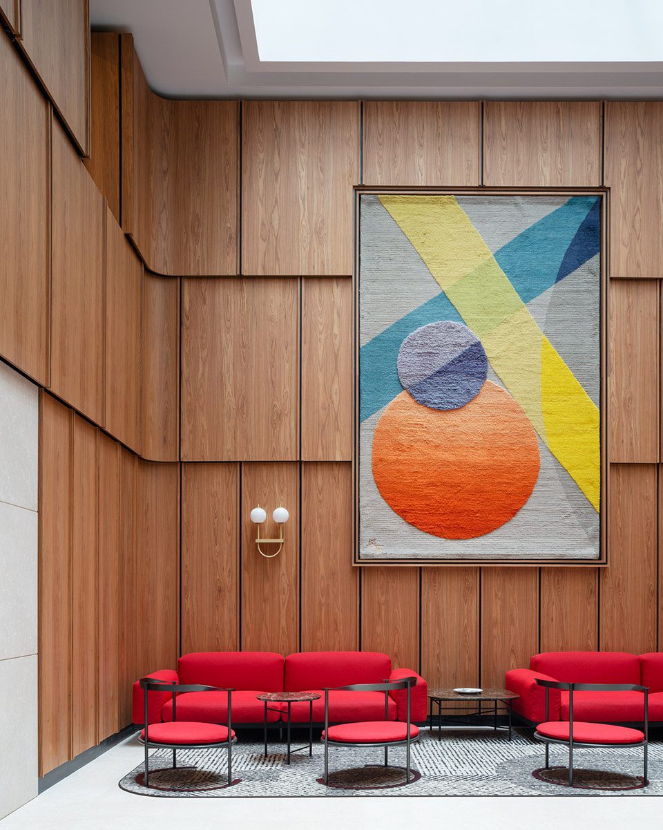 暖色調(diào)簡約風辦公室裝修設計亮色系大堂等候區(qū)