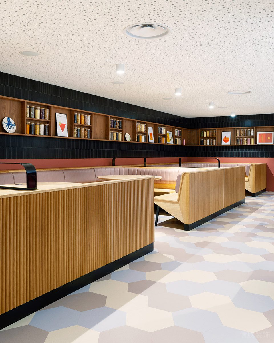 暖色調(diào)簡約風辦公室裝修設計暖木色職工餐廳