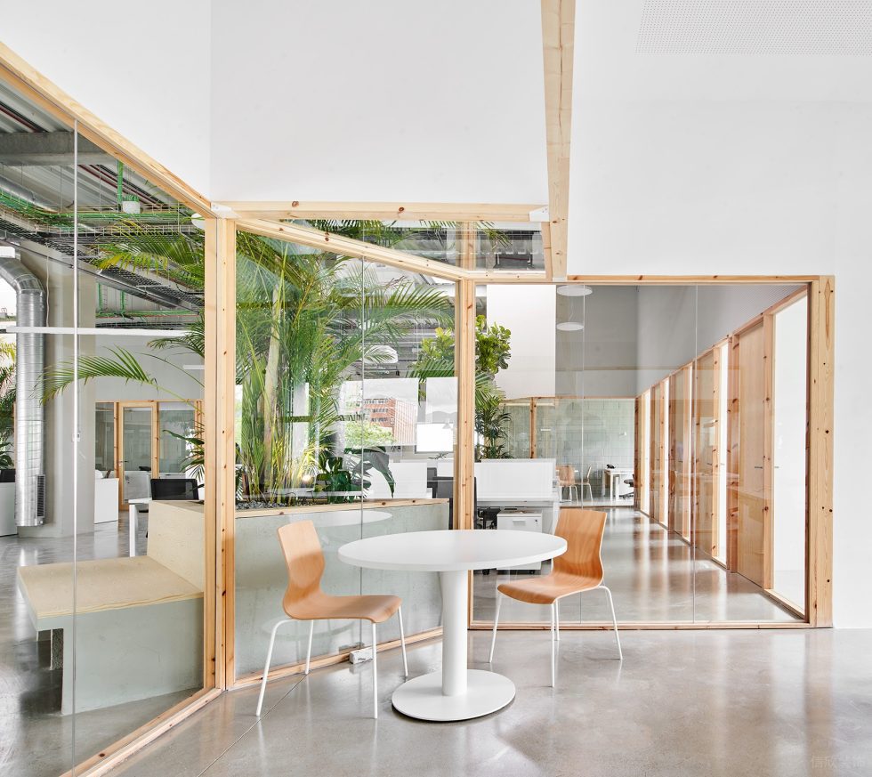 素木色簡約自然風(fēng)辦公室裝修設(shè)計(jì)白木色經(jīng)理辦公室洽談區(qū) 素木色簡約自然風(fēng)辦公室裝修設(shè)計(jì)白木色經(jīng)理辦公室洽談區(qū)