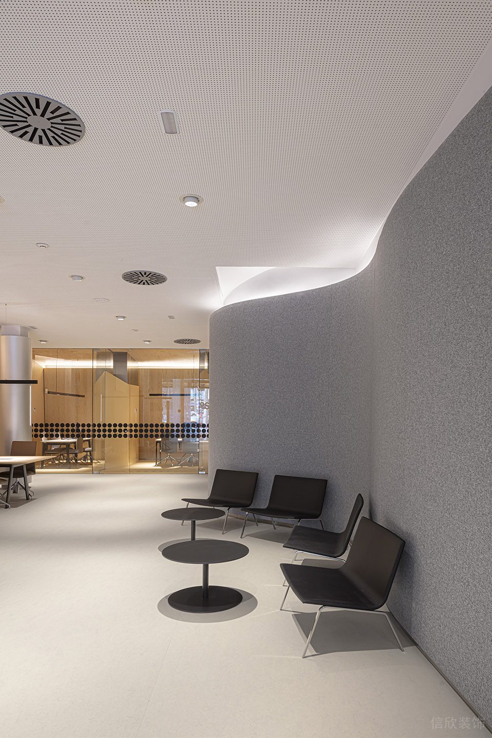 純樸色現(xiàn)代簡約風辦公室裝修設計黑色單椅 純樸色現(xiàn)代簡約風辦公室裝修設計黑色單椅