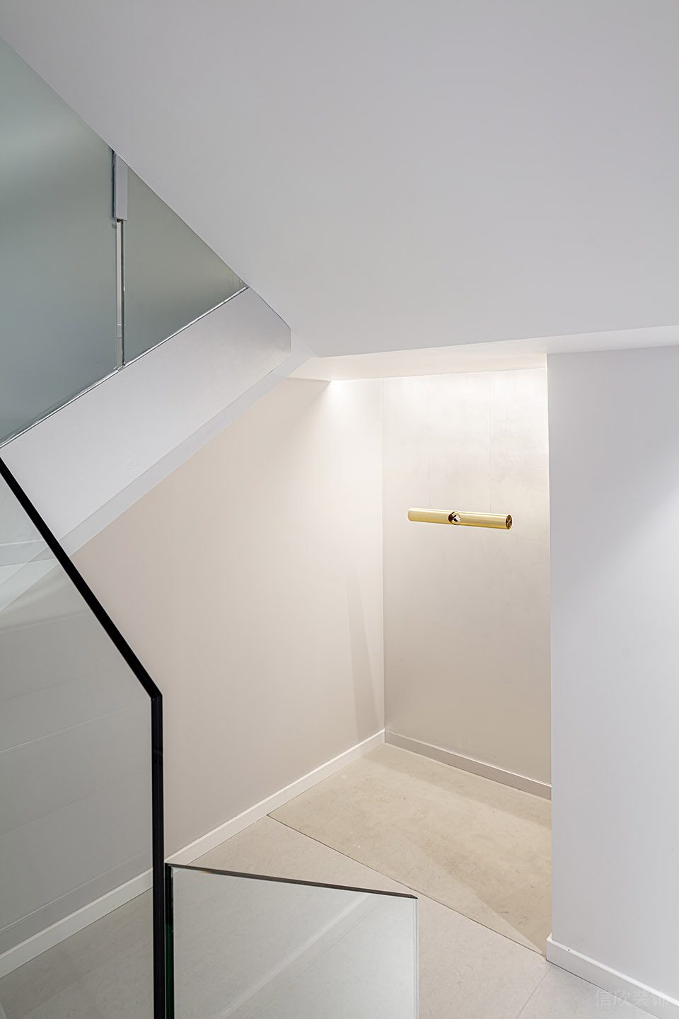 純樸色現(xiàn)代簡約風(fēng)辦公室裝修設(shè)計白色樓梯間