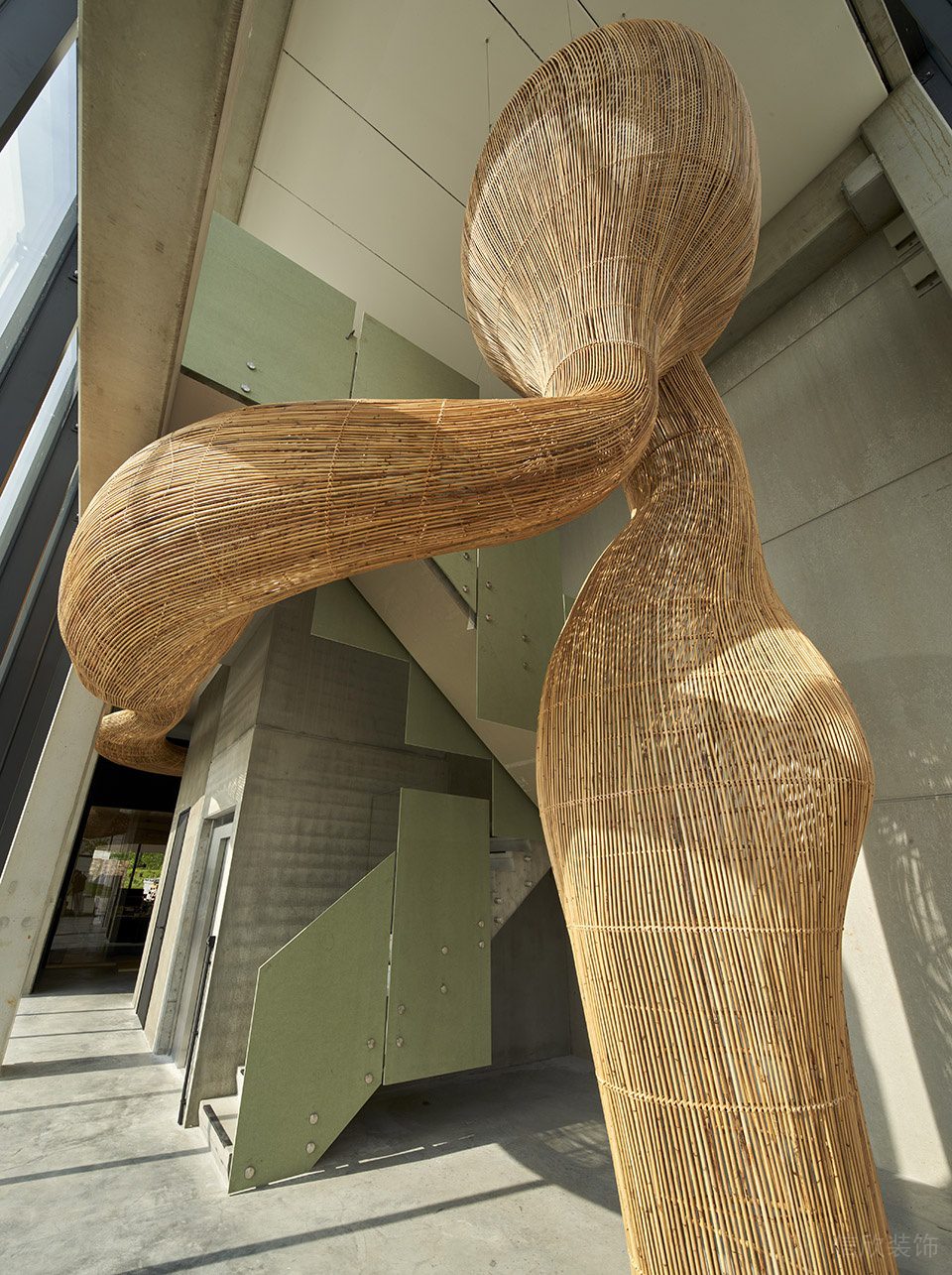 素木色極簡風辦公室裝修設計暖色調(diào)竹編藝術(shù)裝置