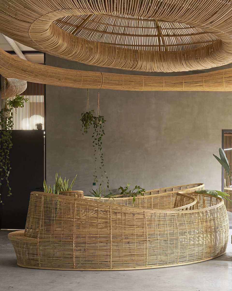 素木色極簡風辦公室裝修設計暖色調(diào)竹編圓弧卡座洽談區(qū)