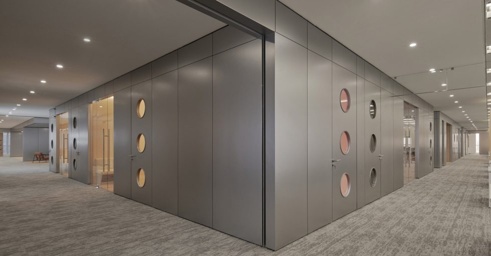 銀灰色現(xiàn)代簡約風(fēng)辦公室裝修設(shè)計銀灰色過道 銀灰色現(xiàn)代簡約風(fēng)辦公室裝修設(shè)計銀灰色過道