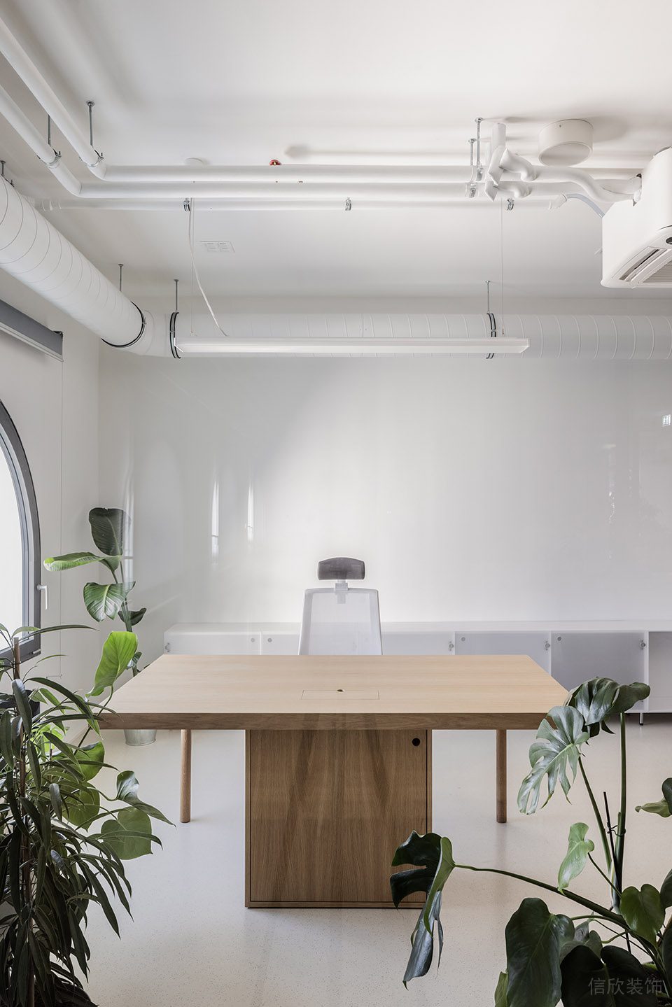 白色簡(jiǎn)約自然風(fēng)辦公室裝修設(shè)計(jì)白色系經(jīng)理辦公室