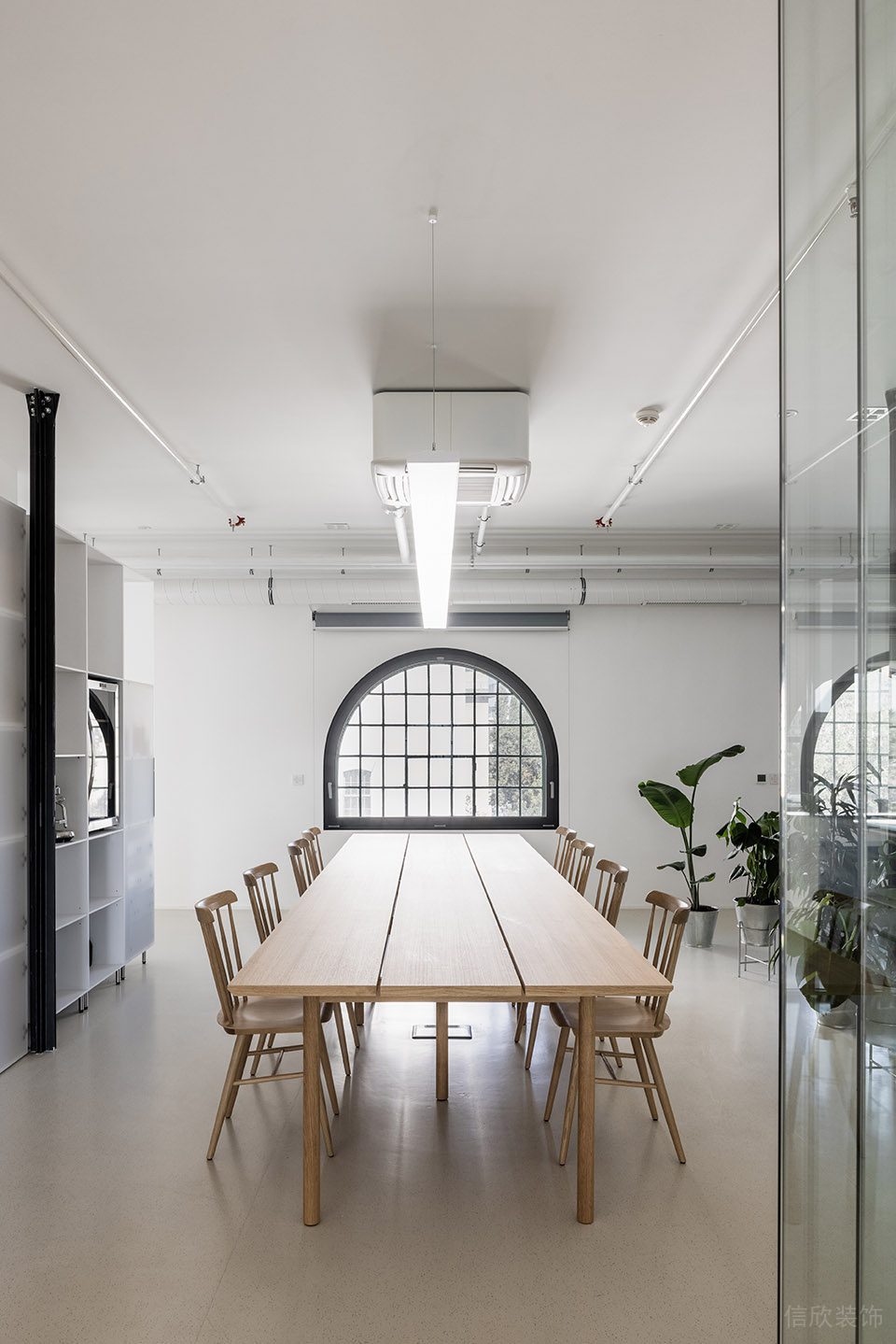 白色簡(jiǎn)約自然風(fēng)辦公室裝修設(shè)計(jì)原木色長(zhǎng)桌 白色簡(jiǎn)約自然風(fēng)辦公室裝修設(shè)計(jì)原木色長(zhǎng)桌