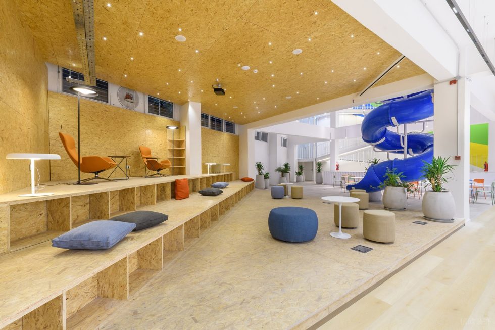 多彩色趣味現(xiàn)代風(fēng)辦公室裝修設(shè)計多彩色階梯式活動區(qū)