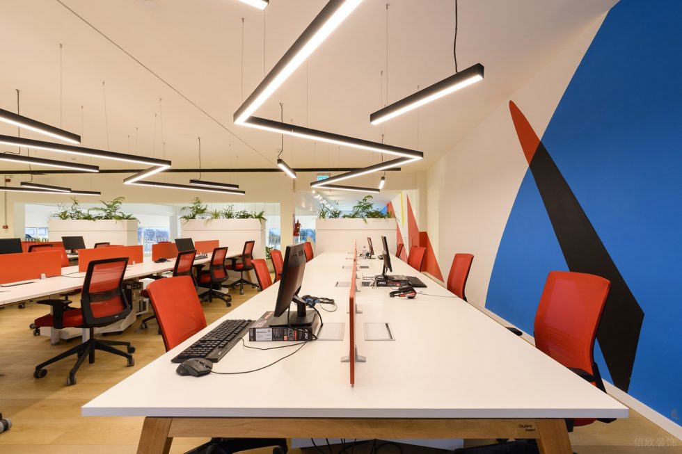 多彩色趣味現(xiàn)代風(fēng)辦公室裝修設(shè)計紅色辦公椅