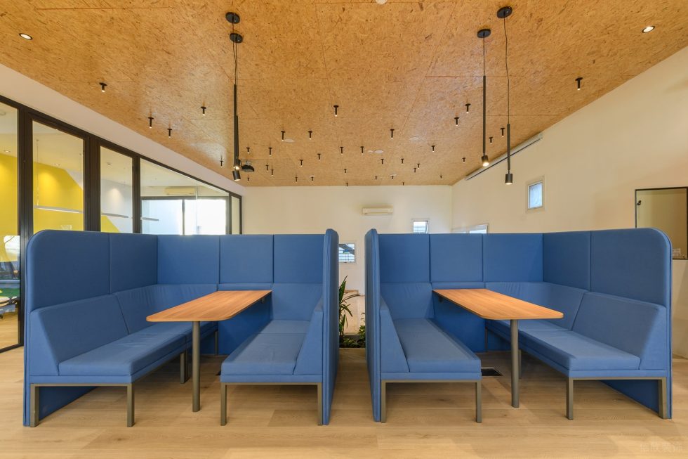 多彩色趣味現(xiàn)代風(fēng)辦公室裝修設(shè)計寶藍(lán)色卡座洽談區(qū)