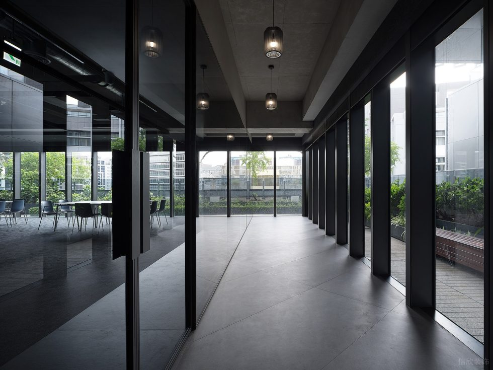 黑白灰時(shí)尚極簡(jiǎn)風(fēng)辦公室裝修設(shè)計(jì)深色調(diào)走廊 黑白灰時(shí)尚極簡(jiǎn)風(fēng)辦公室裝修設(shè)計(jì)深色調(diào)走廊