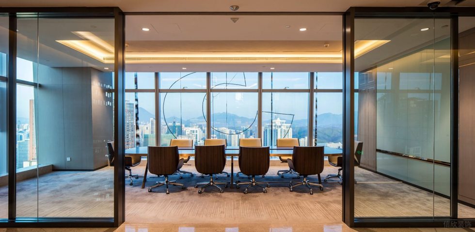 暖色調(diào)現(xiàn)代輕奢風(fēng)辦公室裝修設(shè)計暖灰色會議室