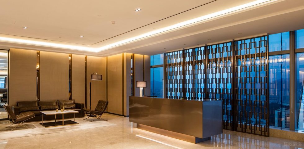 暖色調(diào)現(xiàn)代輕奢風(fēng)辦公室裝修設(shè)計深色系接待處