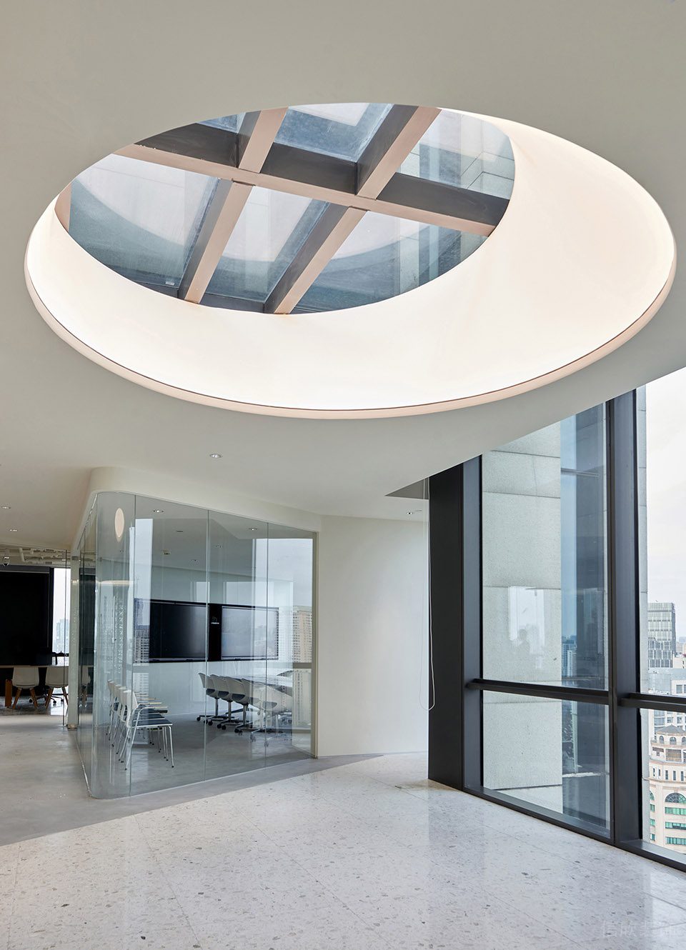暖色黑白灰極簡風(fēng)辦公室裝修設(shè)計白色圓形天窗 暖色黑白灰極簡風(fēng)辦公室裝修設(shè)計白色圓形天窗