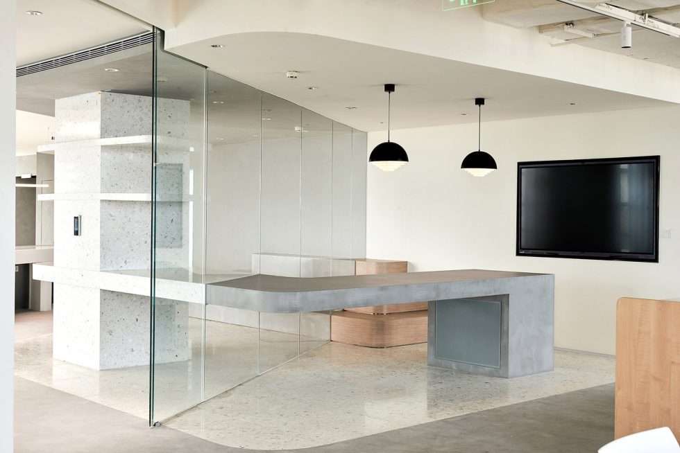 暖色黑白灰極簡風辦公室裝修設(shè)計灰白色展示區(qū)效果圖