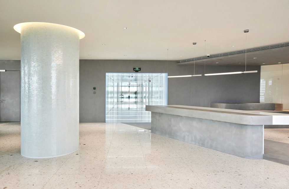 暖色黑白灰極簡風(fēng)辦公室裝修設(shè)計白色馬賽克圓柱 暖色黑白灰極簡風(fēng)辦公室裝修設(shè)計白色馬賽克圓柱