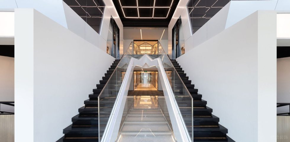 暖色現(xiàn)代風(fēng)辦公室裝修設(shè)計(jì)黑白色樓梯過(guò)道