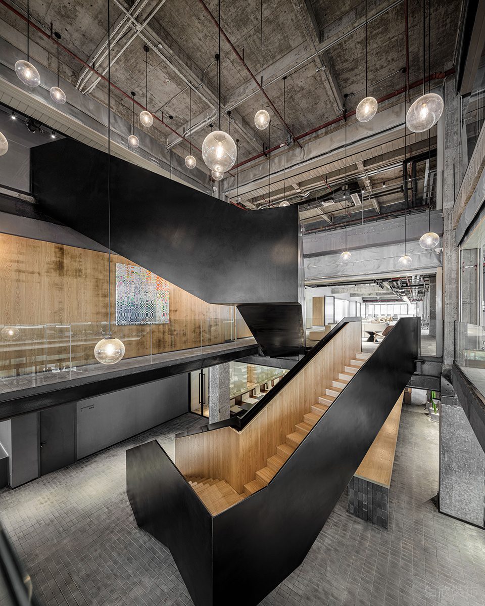 淺灰色簡約工業(yè)風辦公室裝修設計深色調樓梯廳