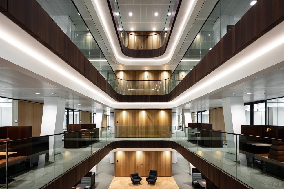 深暖色現(xiàn)代簡(jiǎn)約風(fēng)辦公室裝修設(shè)計(jì)深木色走廊洽談卡座