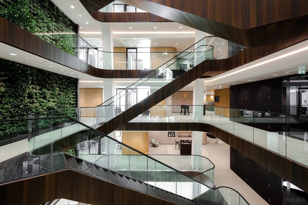 深暖色現(xiàn)代簡約風(fēng)辦公室裝修設(shè)計(jì)深木色樓梯效果圖